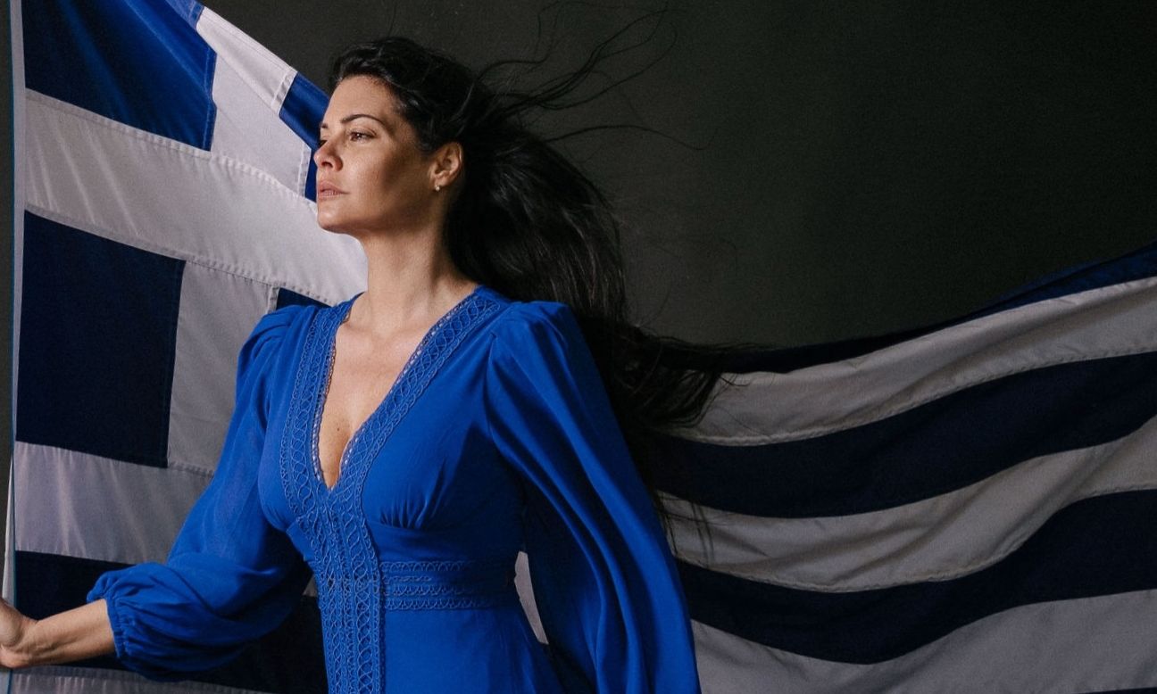 Μαρία Κορινθίου: Με μπλε φόρεμα και πόζες με τη γαλανόλευκη σημαία