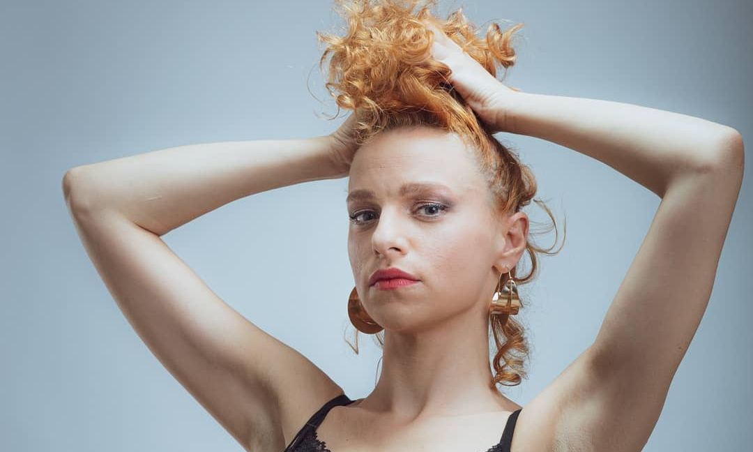 Σούπερ Ήρωες - Ελεάνα Στραβοδήμου: Ξορκίζει το σκοτάδι η κωμωδία