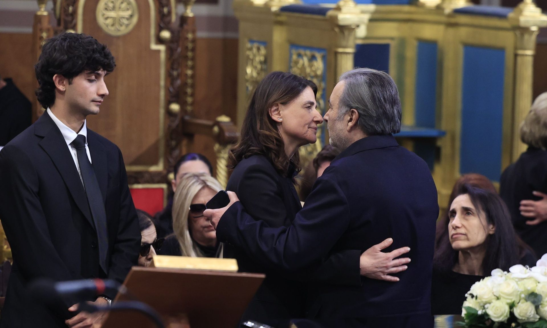 Κηδεία Μαρινέλλας: Ράκος οι συγγενείς της - Σπαραγμός στο τελευταίο αντίο