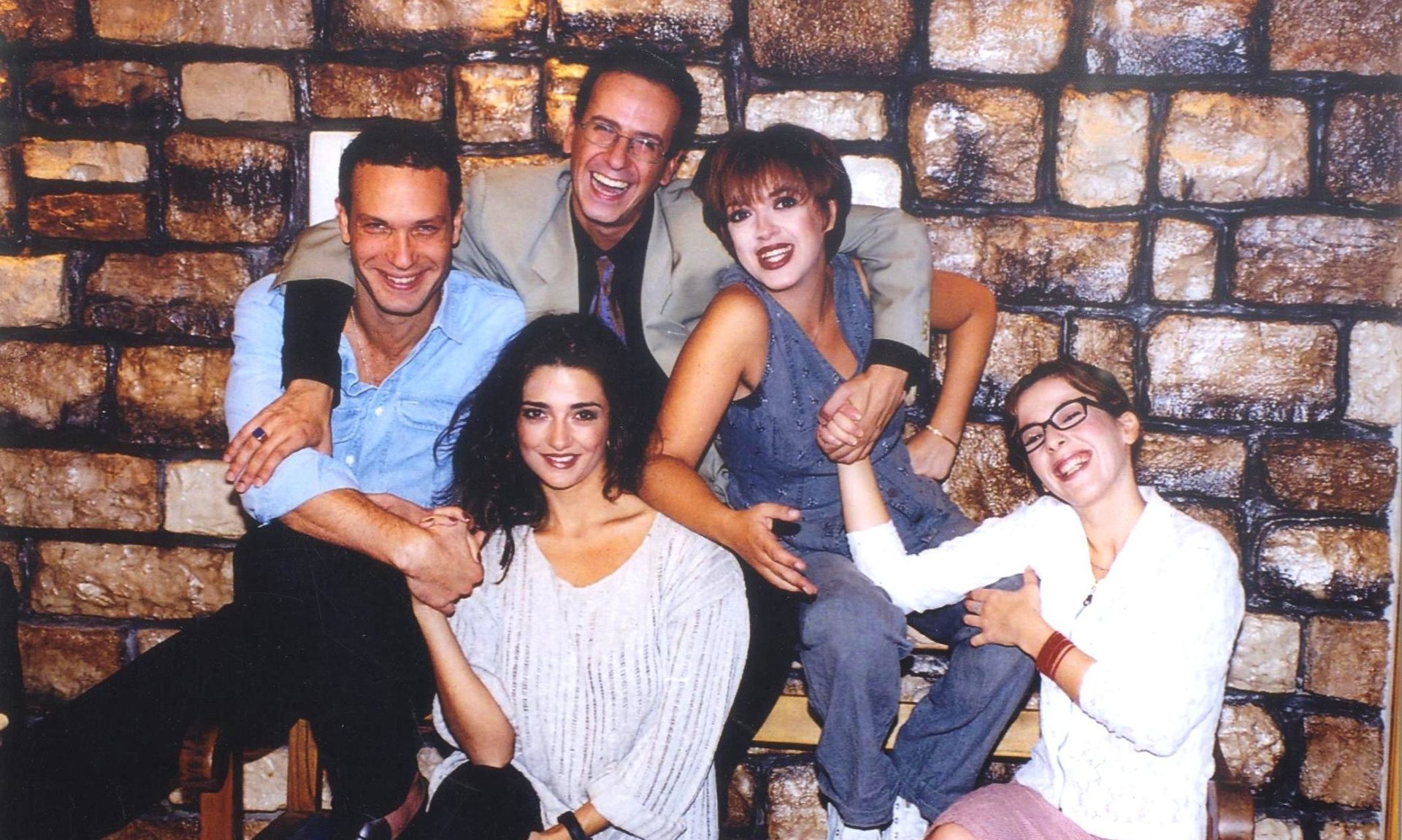 «Κωνσταντίνου και Ελένης»: Bλαχάκη & Κατακουζηνός ποζάρουν μαζί, 26 χρόνια μετά το τέλος της σειράς