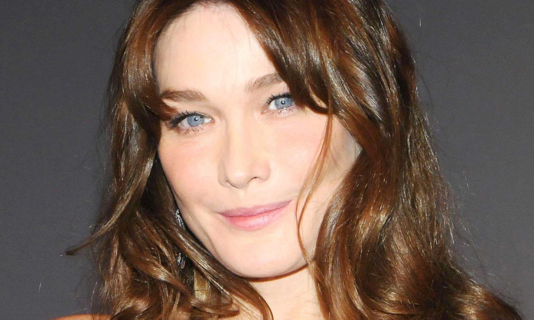 Κάρλα Μπρούνι – Σαν δυο σταγόνες νερό με τη μητέρα της! Η απίθανη ομοιότητα