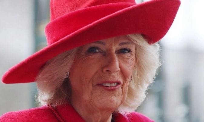 Βασίλισσα Καμίλα: Το μυστικό πίσω από τα καλοσχηματισμένα φρύδια της κόστους 1.400 λιρών