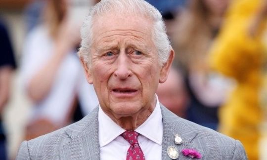 Βασιλιάς Κάρολος: Μακριά από τα πρωτόκολλα φροντίζει τις... κότες του