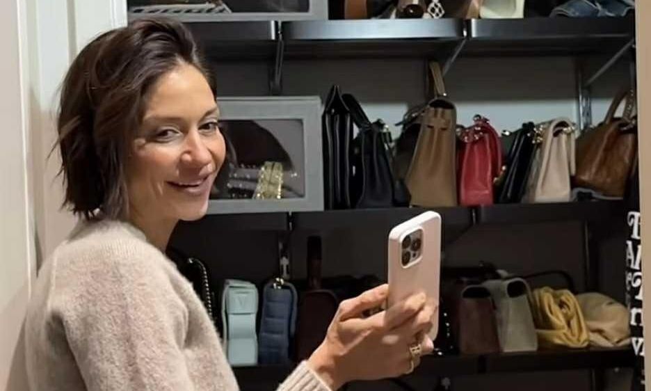 Η Σοφία Καρβέλα πόζαρε με τα  harem pants κι έδειξε το «δρόμο» στη νέα τάση της μόδας