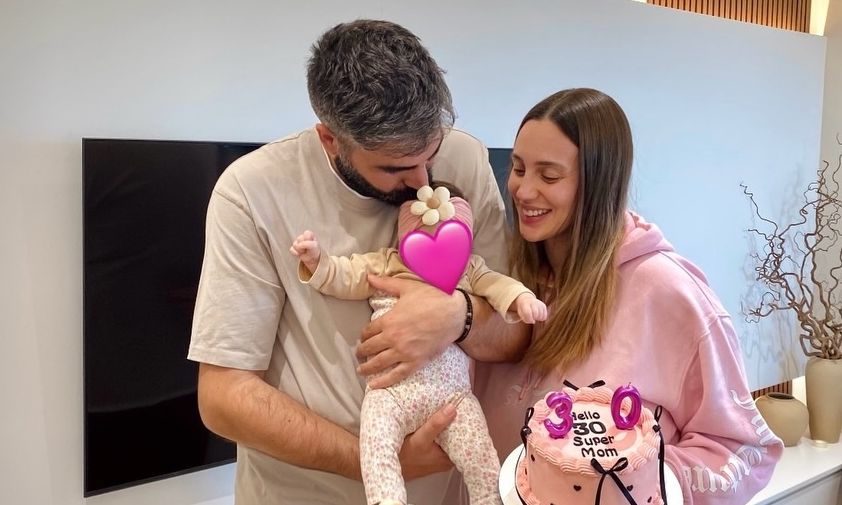 Άννα Κορακάκη: Έγινε 30 και ποζάρει με τον σύζυγο και το μωρό της: «Κανένα βάθρο δεν συγκρίνεται»