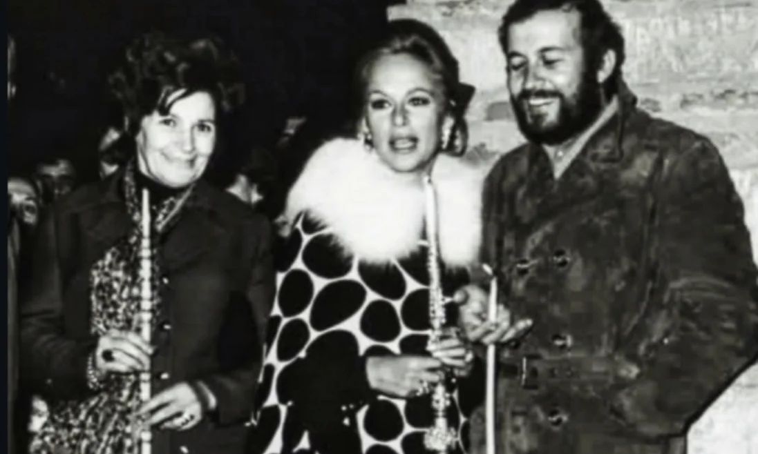 Extra σπάνιο: H Αλίκη Βουγιουκλάκη μαζί με τον Παπαμιχαήλ και τη μητέρα της στην Ανάσταση του 1971