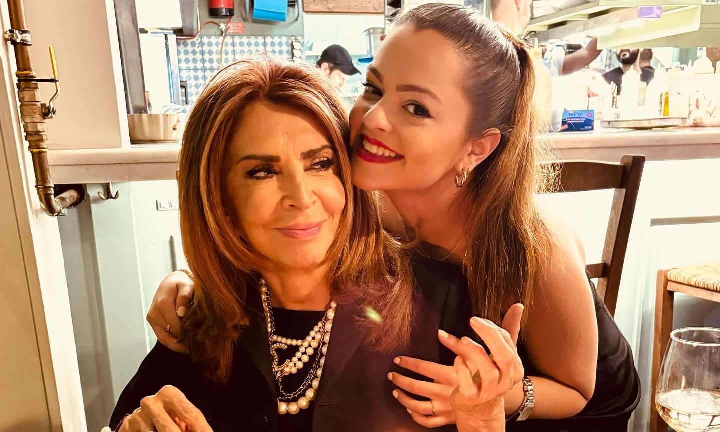 Μιμή Ντενίση: Πάσχα στο εξοχικό με την κόρη της, Μαριτίνα! Ο απίθανος κήπος, η θέα και οι μεζέδες