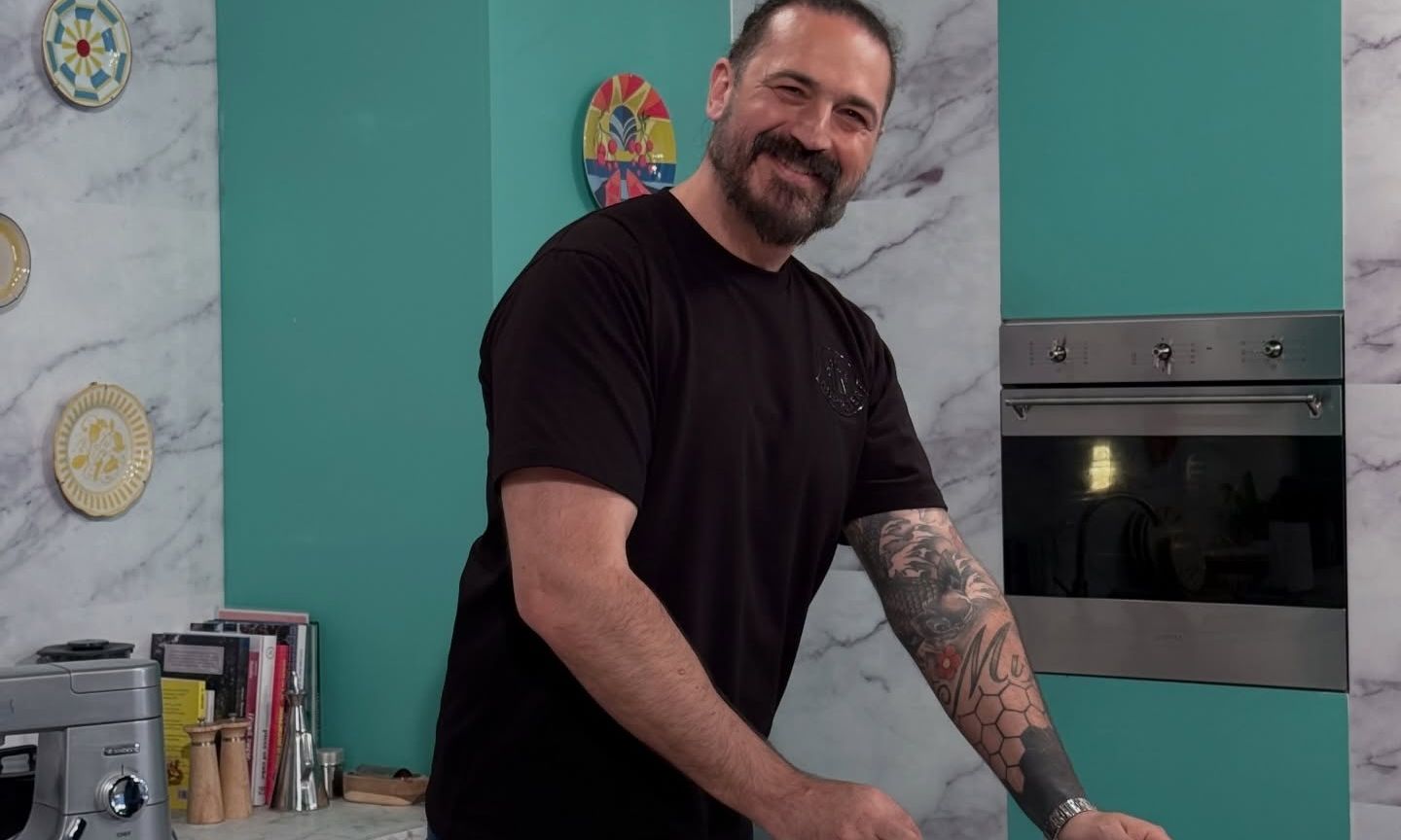 Σου έχει περισσέψει τρουρέκι; Ο Μακρυνιώτης δίνει συνταγή – απόλαυση με υλικά που έχεις στο σπίτι