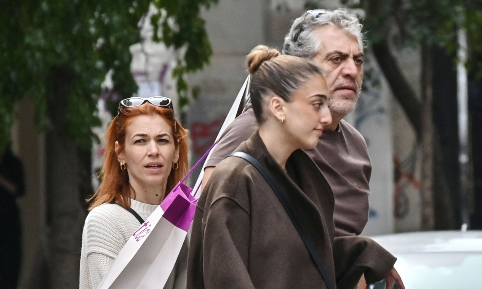 Κούλλης Νικολάου: Σπάνια εμφάνιση με τη γυναίκα και την κόρη του στο κέντρο της Αθήνας