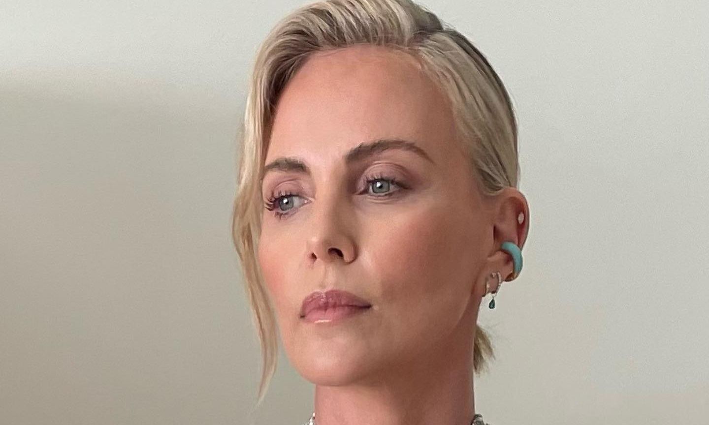 «Ήξερα πως κάτι κακό θα συμβεί»– Η Σαρλίζ Θερόν θυμάται τη νύχτα που η μητέρα σκότωσε τον πατέρα της