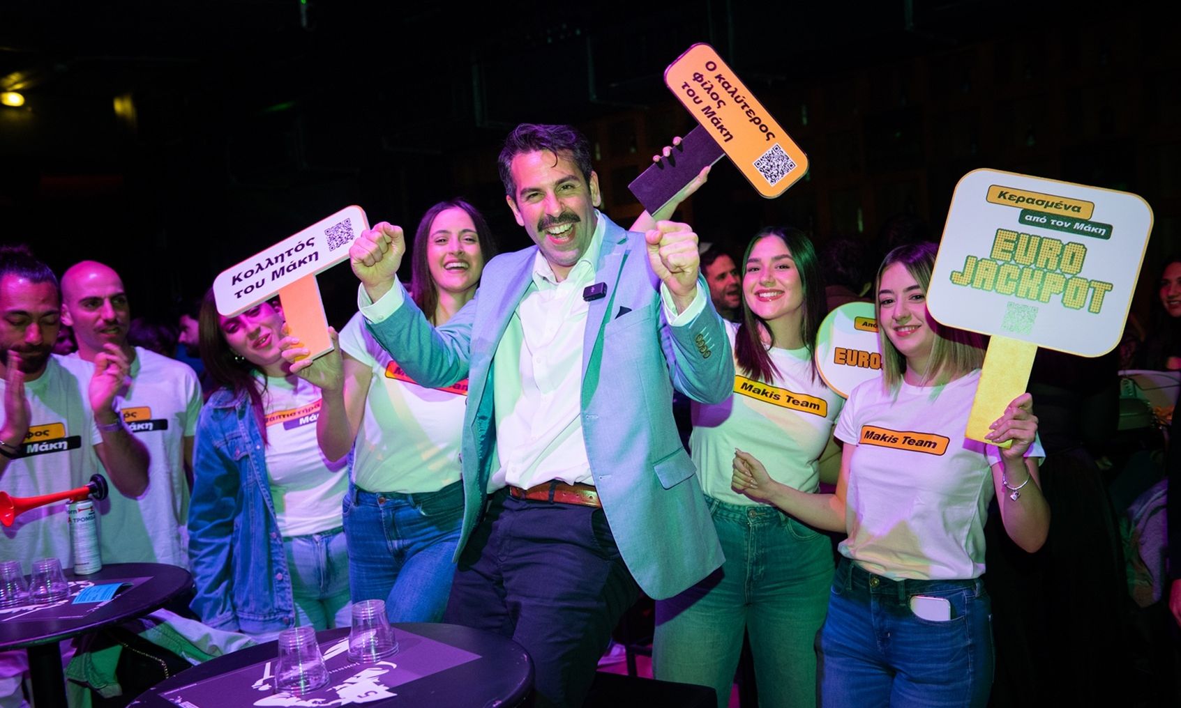 Ο Μάκης που κέρδισε το Eurojackpot «ξαναχτυπά»! Απρόσμενη νυχτερινή εμφάνιση στο Fuzz Club (vid.)