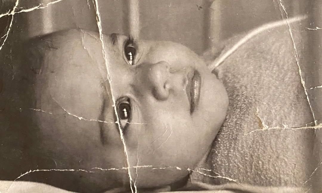 Γίνεται 48 ετών: Το μωρό της φωτό είναι σπουδαία ηθοποιός που έχει γενέθλια σήμερα-Την αναγνωρίζετε;