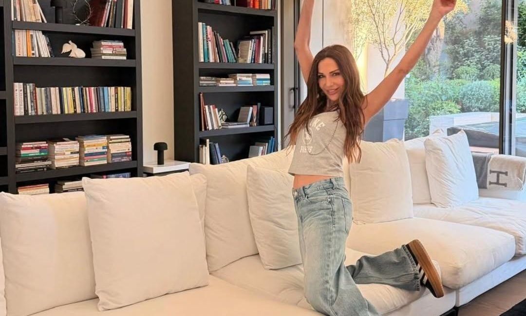 Δέσποινα Βανδή: Το elegant σαλόνι της με τον τεράστιο λευκό καναπέ έφερε «κύμα» ενθουσιασμού