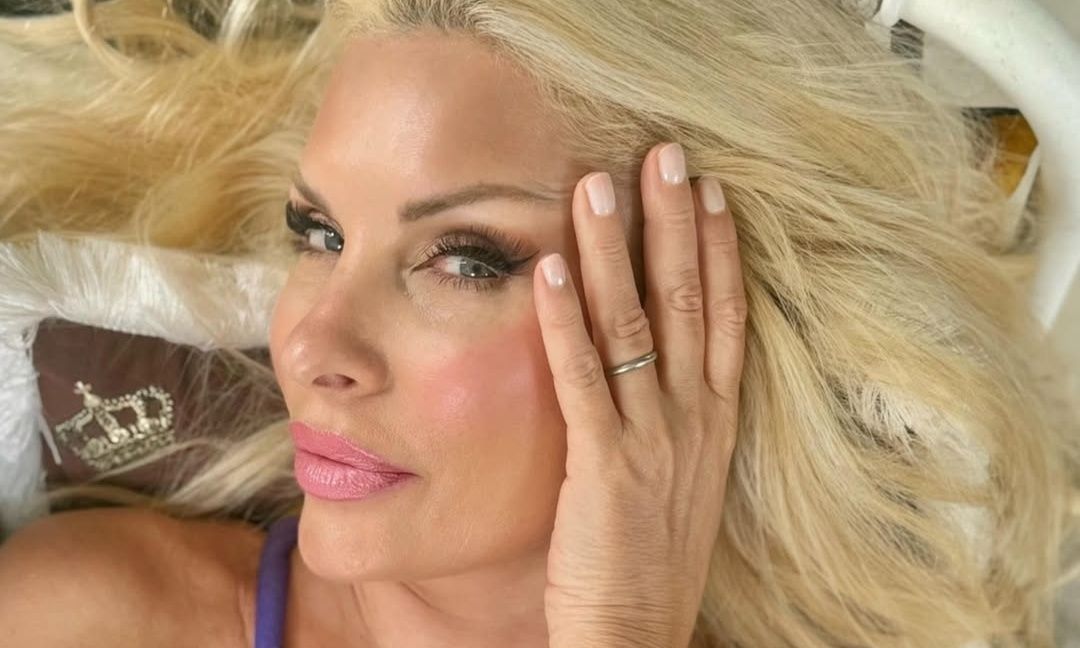 Ελένη Μενεγάκη: Με καλοκαιρινή διάθεση και femme fatale πόζες