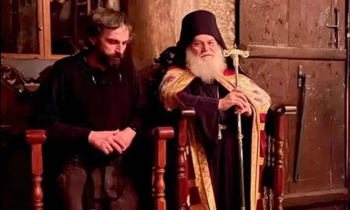Σερβετάλης: Αγνώριστος, με μακρύ μούσι και ράσα παπά ο ηθοποιός - Φωτό μέσα από το Άγιον Όρος