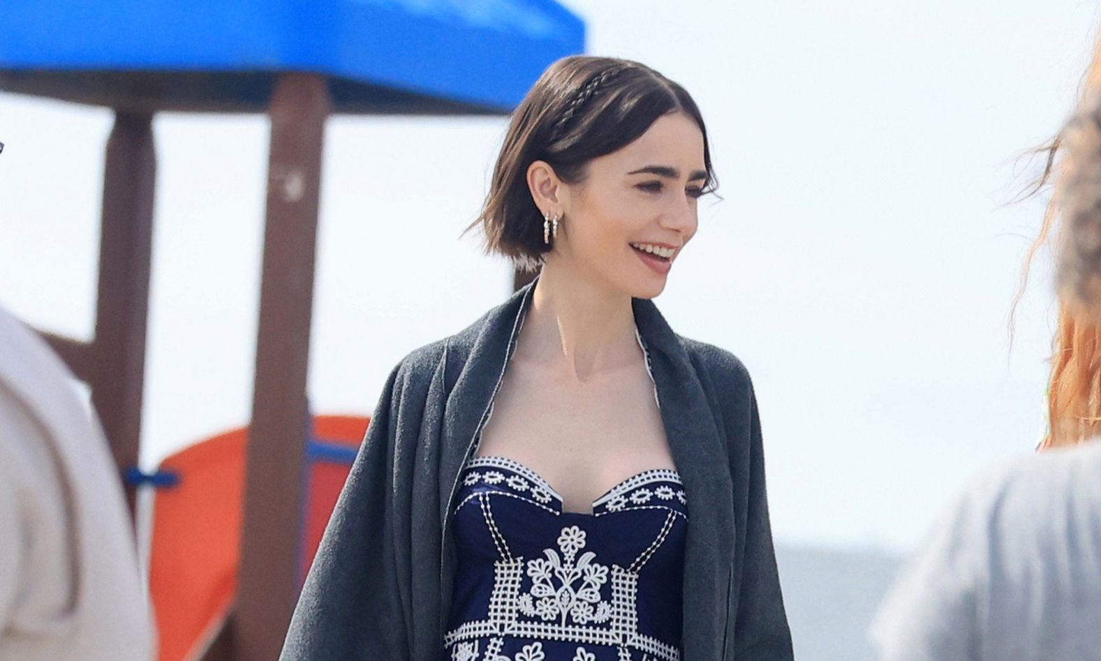 Emily in Paris - Στιγμιότυπα από τα γυρίσματα Collins - Park - Lucas Bravo στα σοκάκια της Μυκόνου