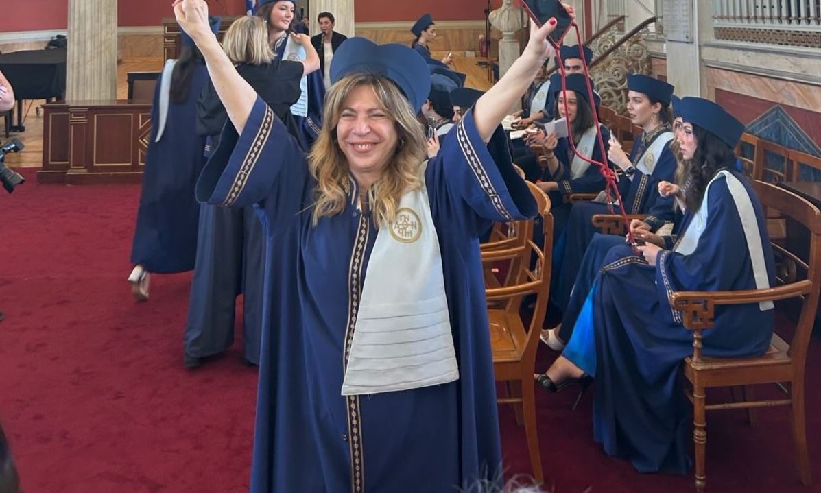 Δήμητρα Παπαδοπούλου: Πτυχιούχος στα 64 της - Το συγκινητικό μήνυμα: «Μπαμπά πήρα πτυχίο!»