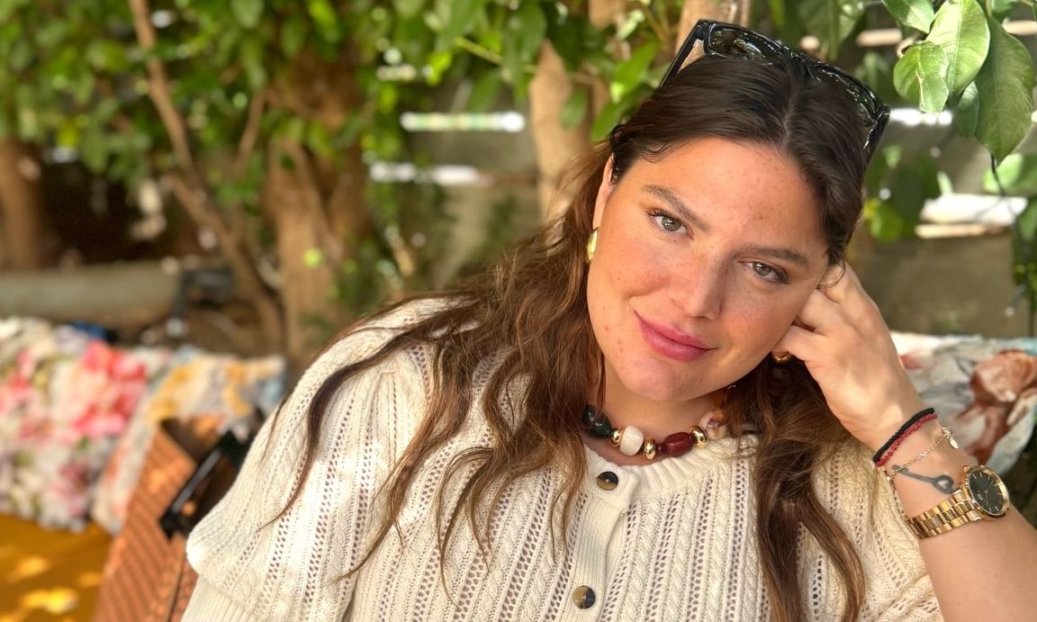 «Η ώρα η καλή» για τη Δανάη Μπάρκα – Το πρωινό μπάνιο στη θάλασσα & οι ευχές στο ποτήρι του καφέ της