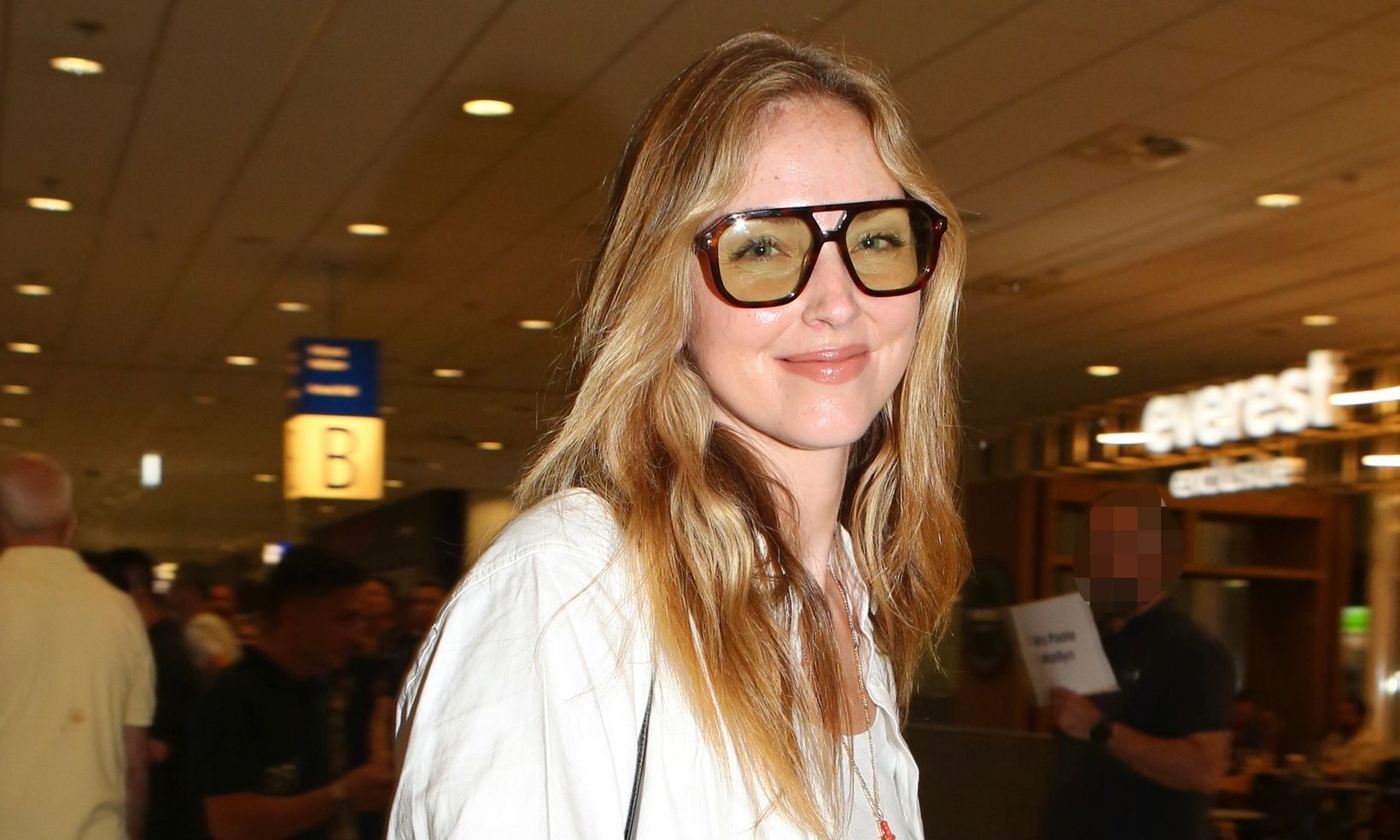 H Chiara Ferragni στην Αθήνα για μεγάλη συνεργασία με Ελληνίδα σχεδιάστρια - Φωτό από την άφιξή της