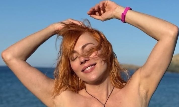 Η Σμαράγδα Καρύδη μάς δείχνει πώς είναι το αυθεντικό, «ξυπόλητο» καλοκαίρι