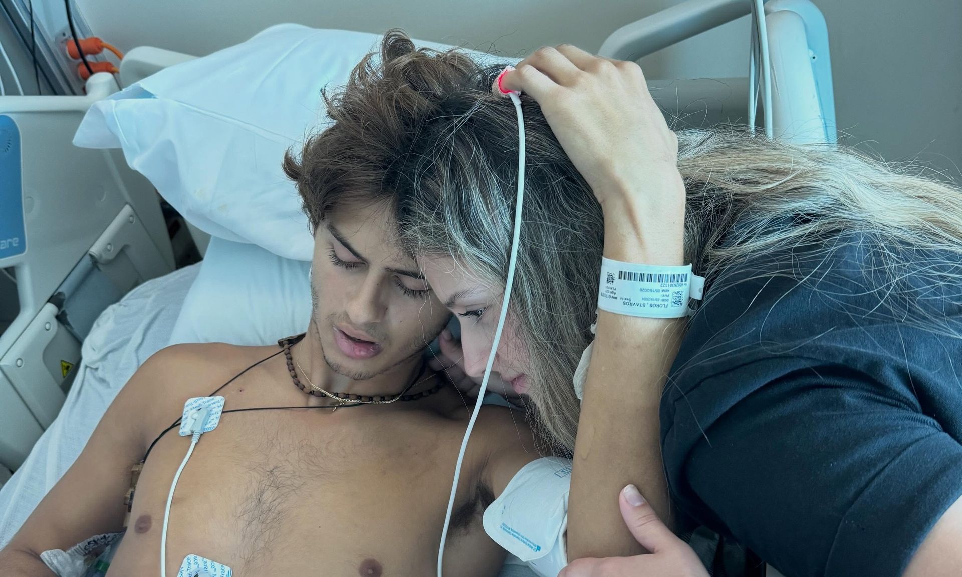 Σταύρος Φλώρος: Η συγκινητική ανάρτηση από το νοσοκομείο με τις αδελφές του στο πλευρό του