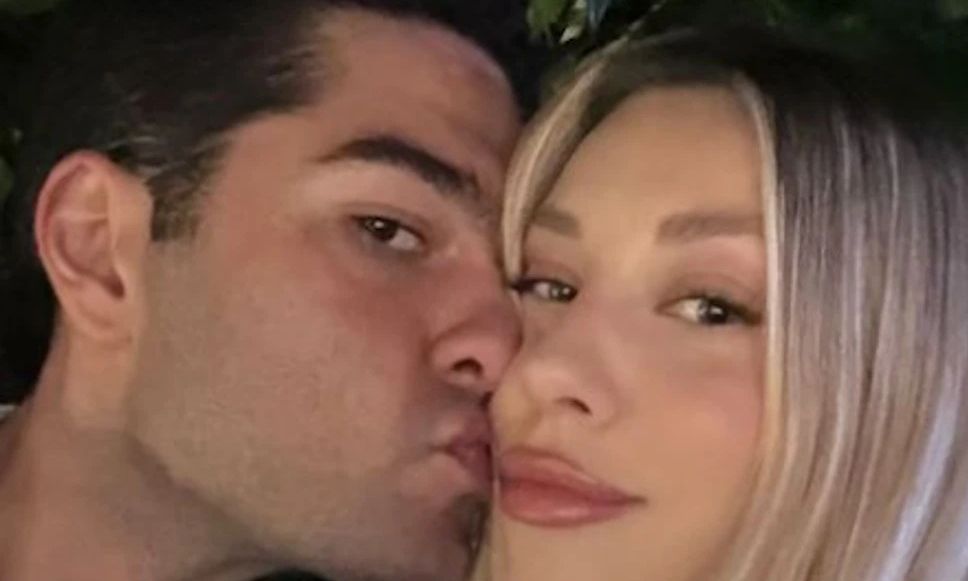 Χρήστος Μάστορας – Γαρυφαλλιά Καληφώνη: Ζουν τον απόλυτο έρωτα στα καταγάλανα νερά του Ιονίου
