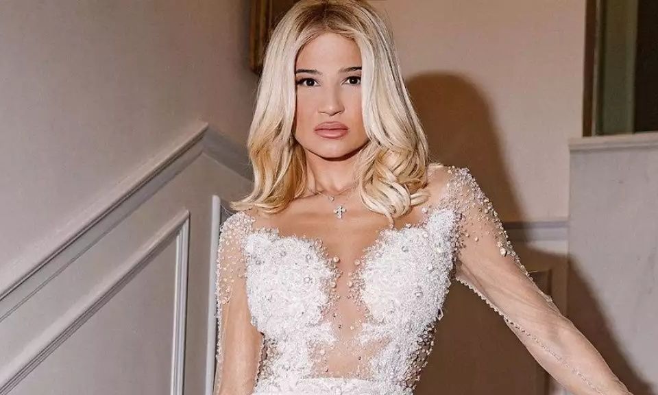 Φαίη Σκορδά: Glamorous εμφάνιση με υπογραφή Κριθαριώτη στην τελετή των όρκων Οικονομάκου – Τσερέλα
