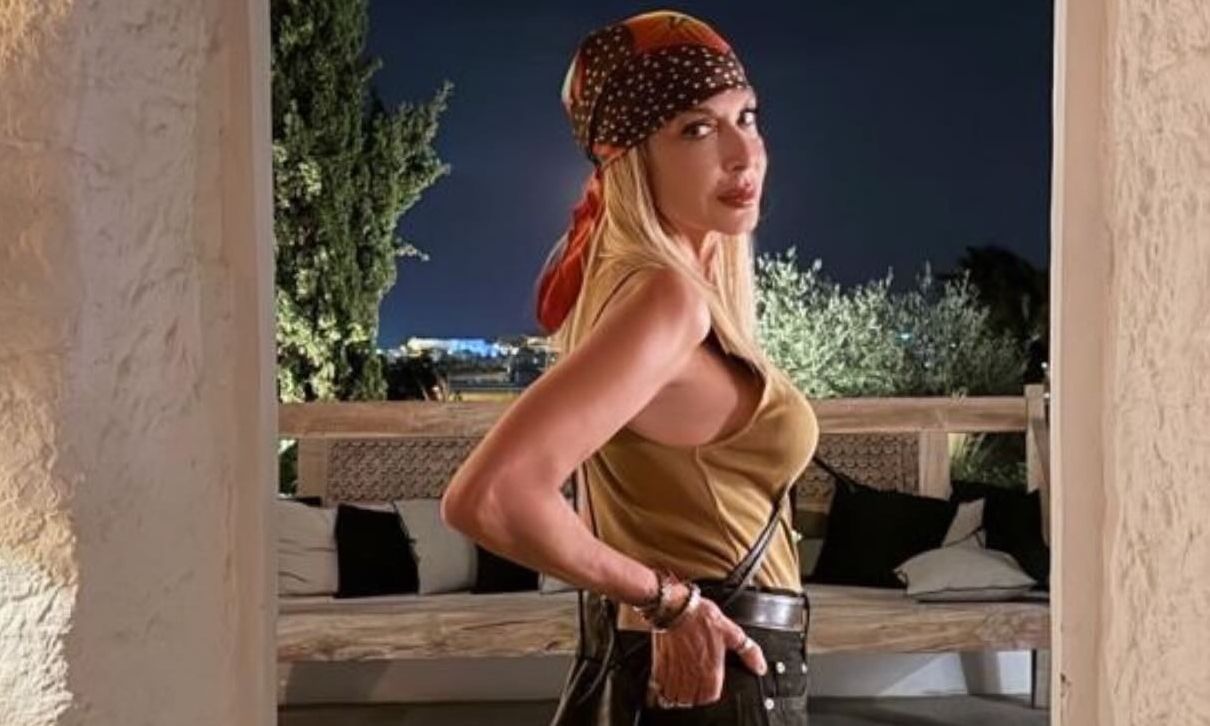 Η Άννα Βίσση ταξιδεύει στην Ίμπιζα μαγνητίζει τα βλέμματα με την ανανεωμένη της εμφάνιση