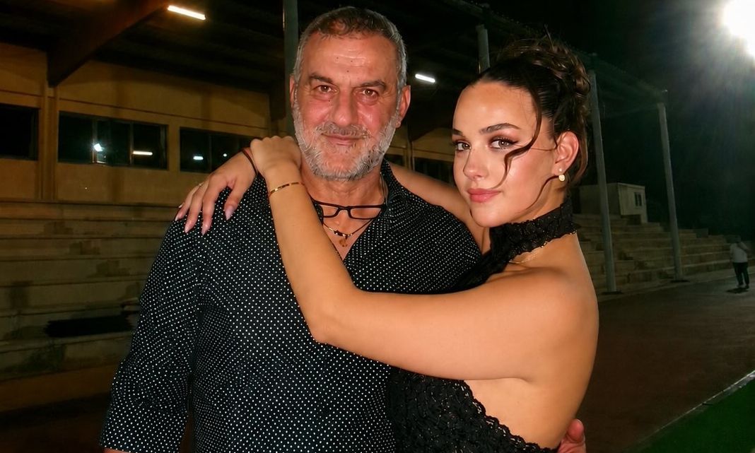 Βικτώρια Δέλλα για Μαστροκώστα: «Στην αποφοίτησή μου ήταν μαζί μου το αστέρι μου και ο μπαμπάς μου»