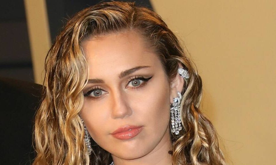 Η Miley Cyrus έγινε Barbie και το look της είναι πιο rock από ποτέ