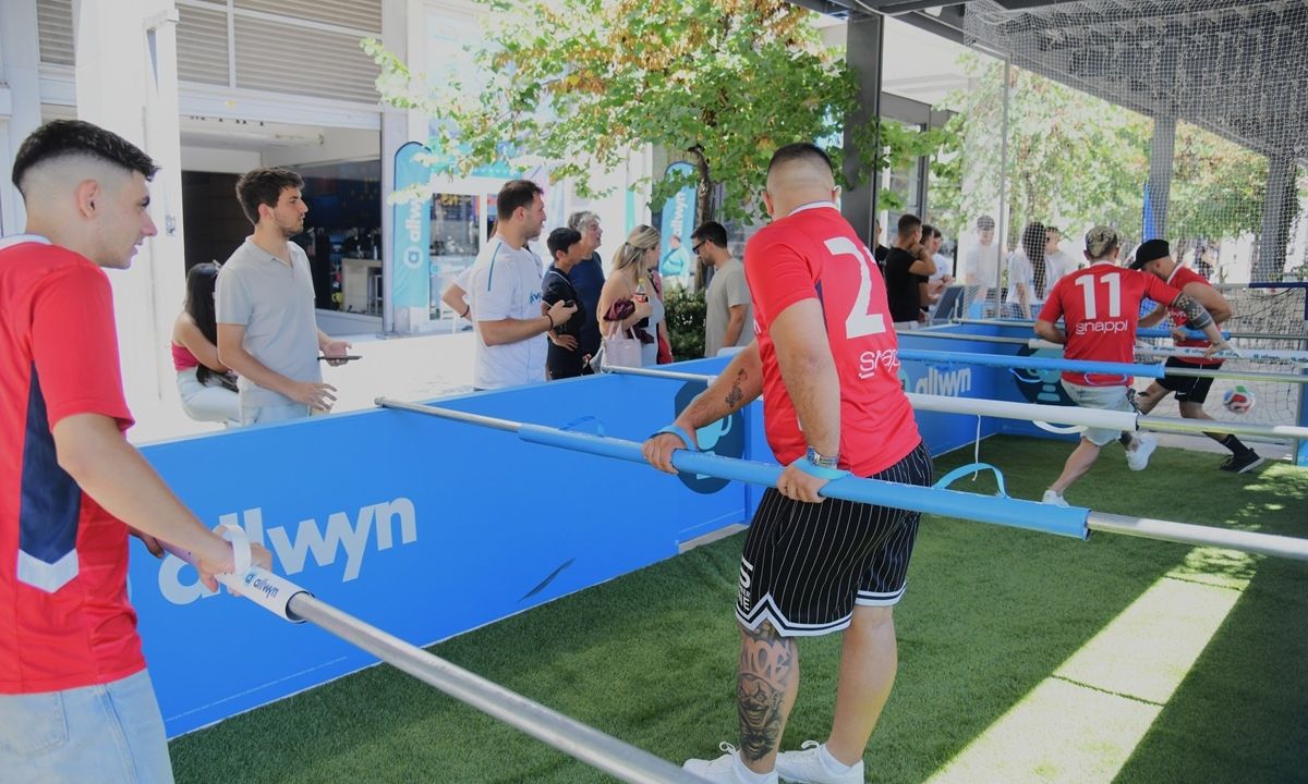 Human Foosball Arena: Το πιο διασκεδαστικό παιχνίδι βρίσκεται στο κατάστημα της Allwyn