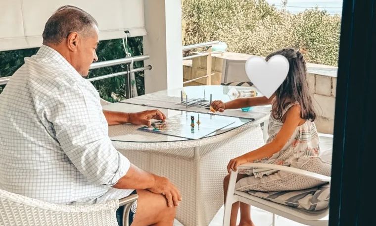 Κατερίνα Μανουσάκη: Η κόρη της Ηλιάκη «φτιάχνει» στιγμές στην Κρήτη με τον παππού