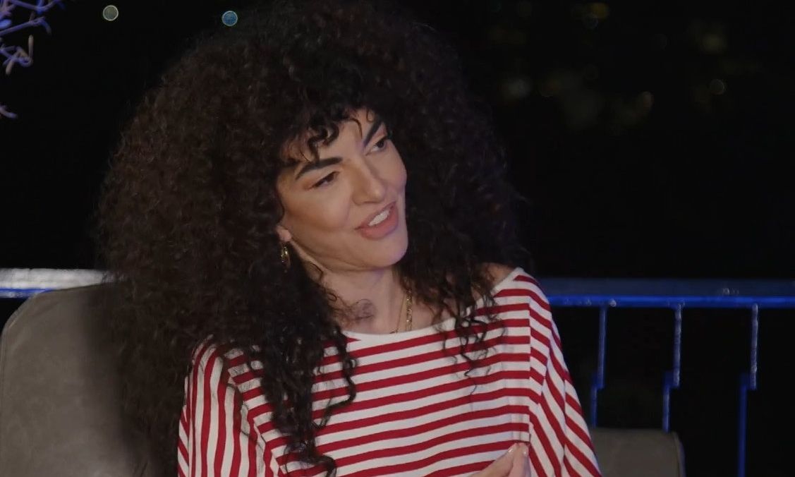 Μαρία Σολωμού: «Κάνω συζητήσεις με ανθρώπους που θαυμάζω. Βέβαια 2-3 θα ήθελα να τους κλωτσήσω»