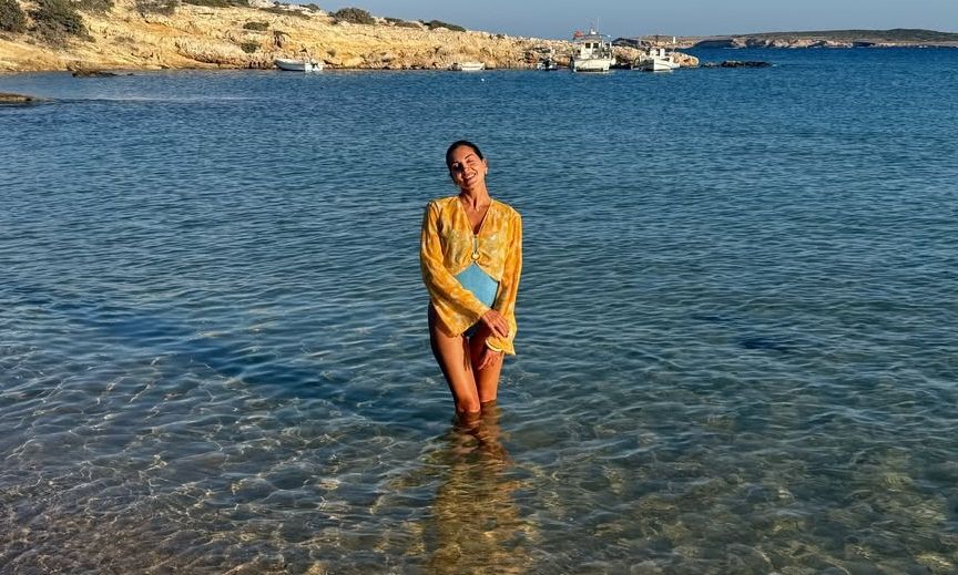 Μία υπέροχη Κυριακή με βουτιές και ηλιοθεραπεία για τη Σταματίνα Τσιμτσιλή - Οι ευχές από την Πάρο
