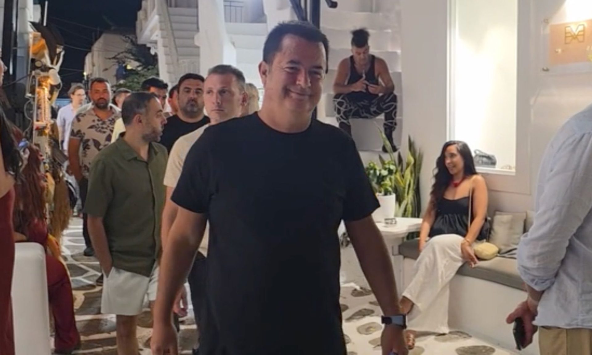 Ατζούν Ιλιτζαλί: Στη Μύκονο, δύο μήνες μετά το ατύχημα του Σταύρου Φλώρου Survivor