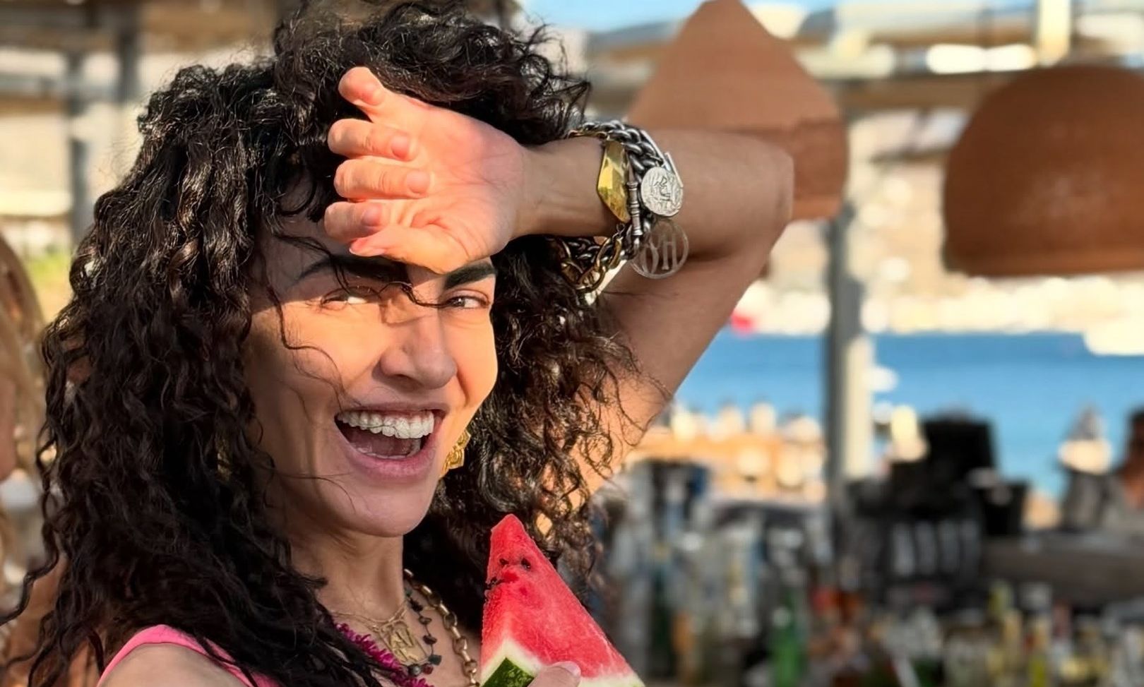 Μαρία Σολωμού: Άφησε για λίγο την υποκριτική και έπιασε το μικρόφωνο