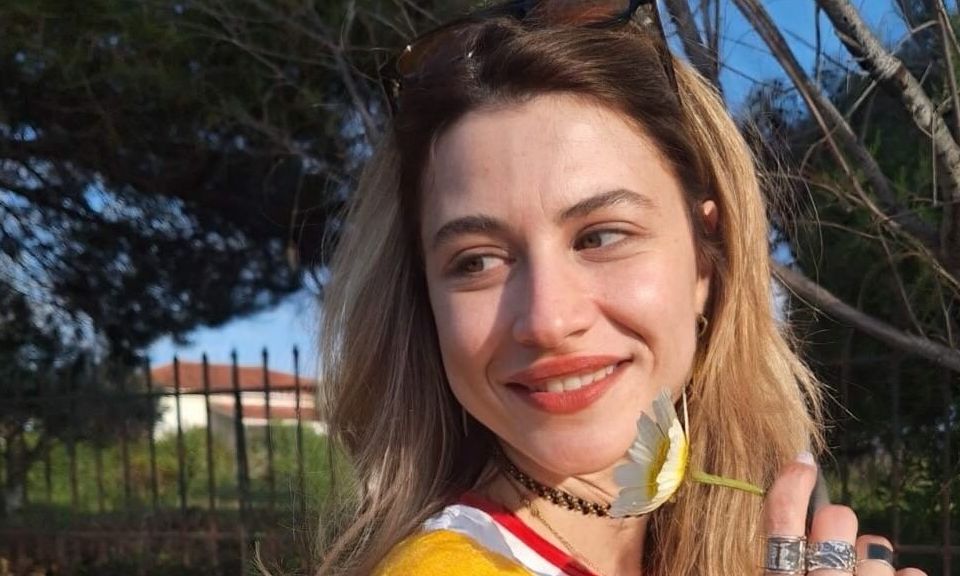 Εριέττα Μανούρη: Η σπάνια φωτογραφία με μπικίνι – Summer πόζες με κόκκινο μαγιό