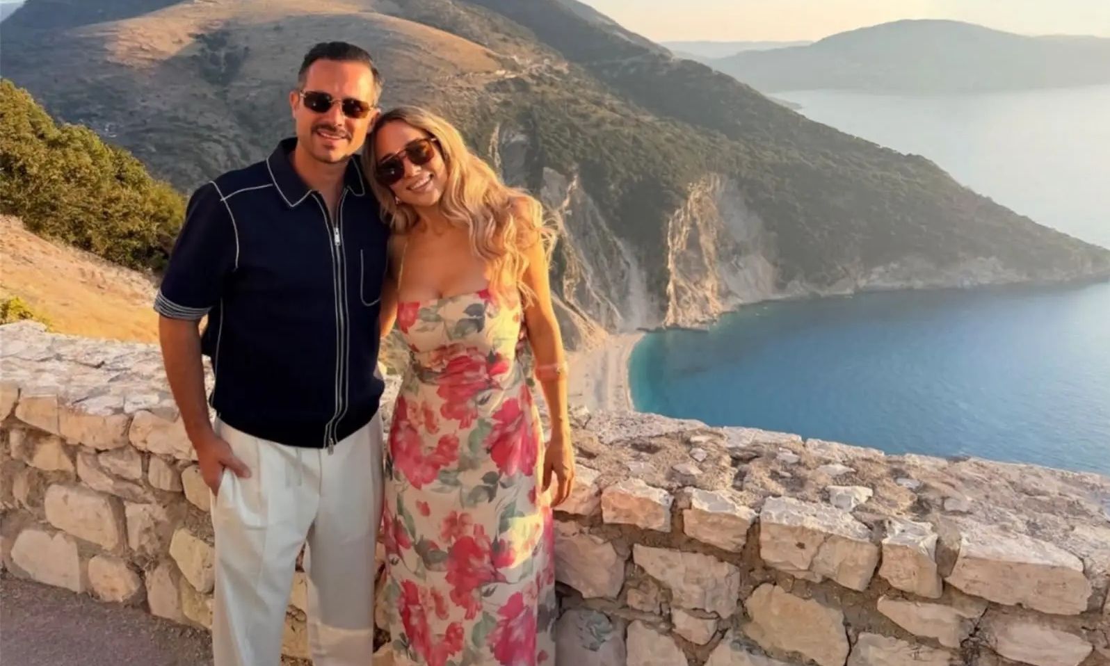 Από Κεφαλονιά... Σαντορίνη! Η φωτό της Καλομοίρας με την οικογένειά της