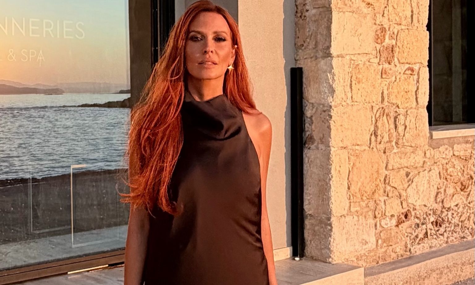Χρηστίδου: Με το απόλυτο little black dress και πάει το summer elegance σε άλλο επίπεδο