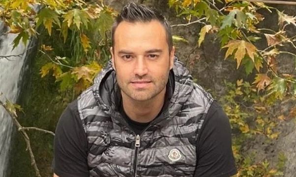Κώστας Φραγκολιάς: Μια «κούκλα» ξάπλωσε πάνω του στο κρεβάτι