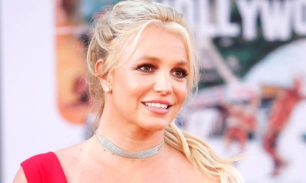Η Britney Spears παραμορφώθηκε από Botox και προειδοποιεί τις γυναίκες να προσέχουν τα μάτια τους