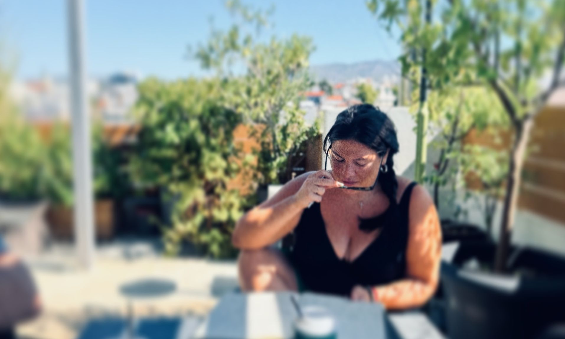 Το κομψό διαμέρισμα της Δανάης Μπάρκα στο Χαλάνδρι αποπνέει ζεστασιά και νεανική ενέργεια
