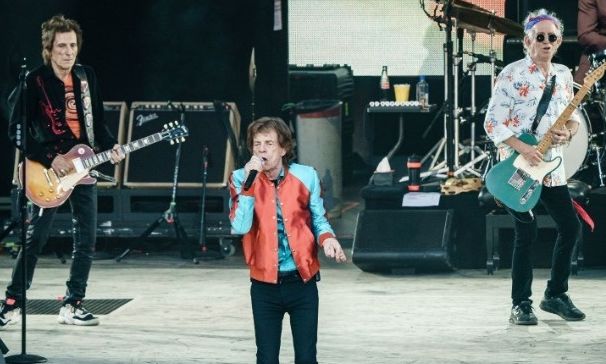 To Χόλιγουντ υποκλίνεται στους «Rolling Stones» με μια ταινία γεμάτη ροκ και πάθος
