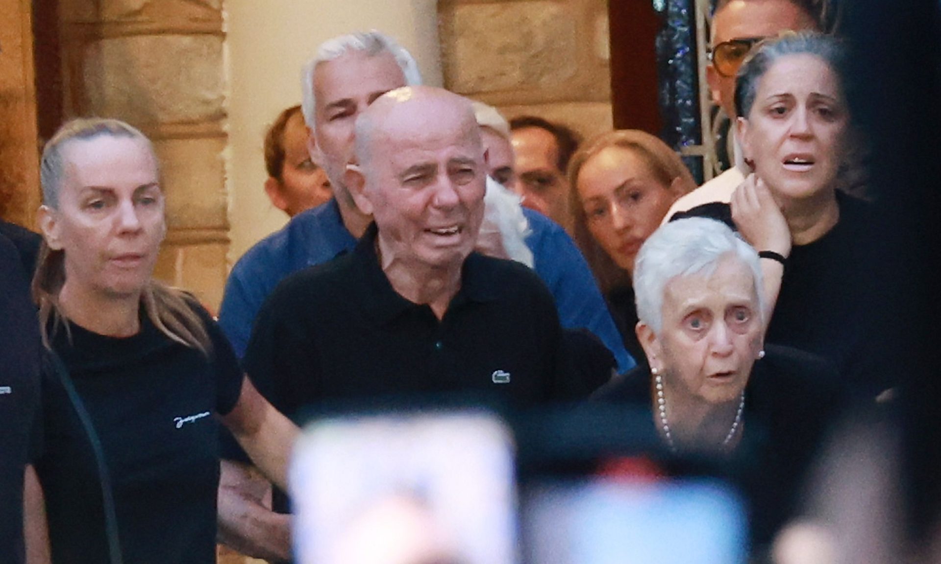 Συντετριμμένη η οικογένεια Μαζωνάκη - Τραγική φιγούρα ο πατέρας του έξω από την Αγία Τριάδα