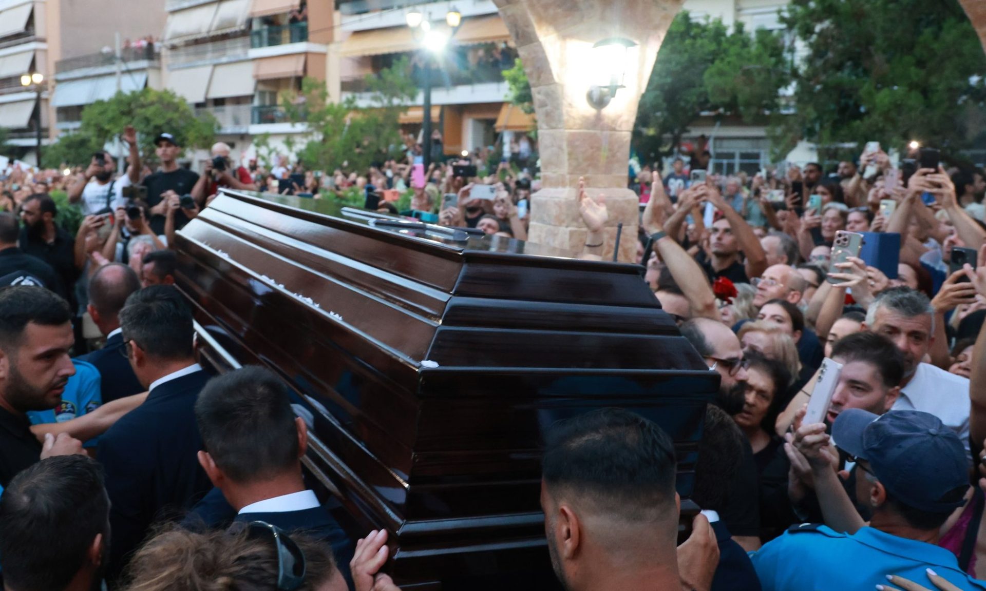Η σορός του Γιώργου Μαζωνάκη στην Αγία Τριάδα: Ρίγη συγκίνησης & ένα «αντίο» με χειροκροτήματα