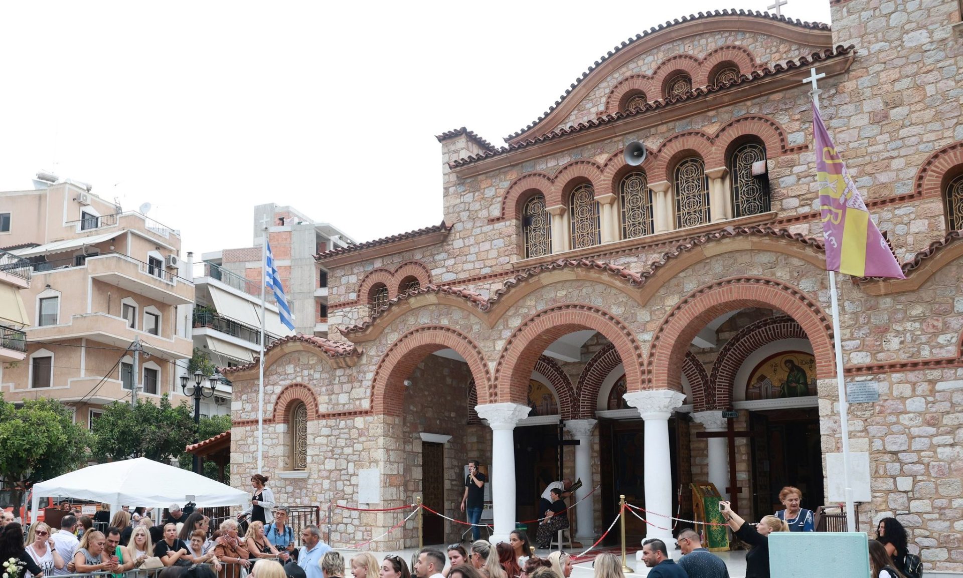Λαϊκό προσκύνημα στη Νίκαια: Πλήθος κόσμου αποχαιρετά τον Γιώργο Μαζωνάκη στην Αγία Τριάδα