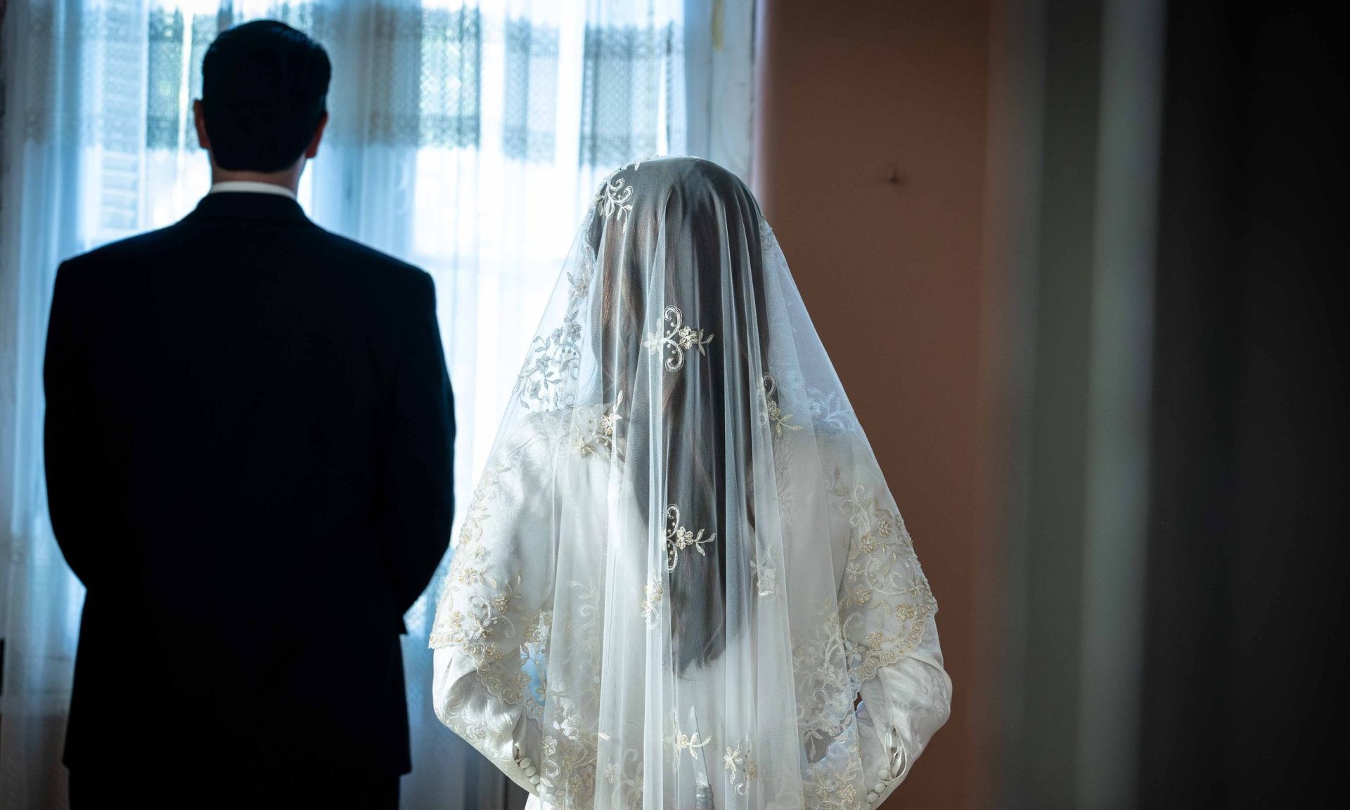 Κρίνο και αγκάθι: Η Λευκή μαχαιρώνει τον Μάρκο την ημέρα του γάμου τους- Πρεμιέρα απόψε στις 21:00