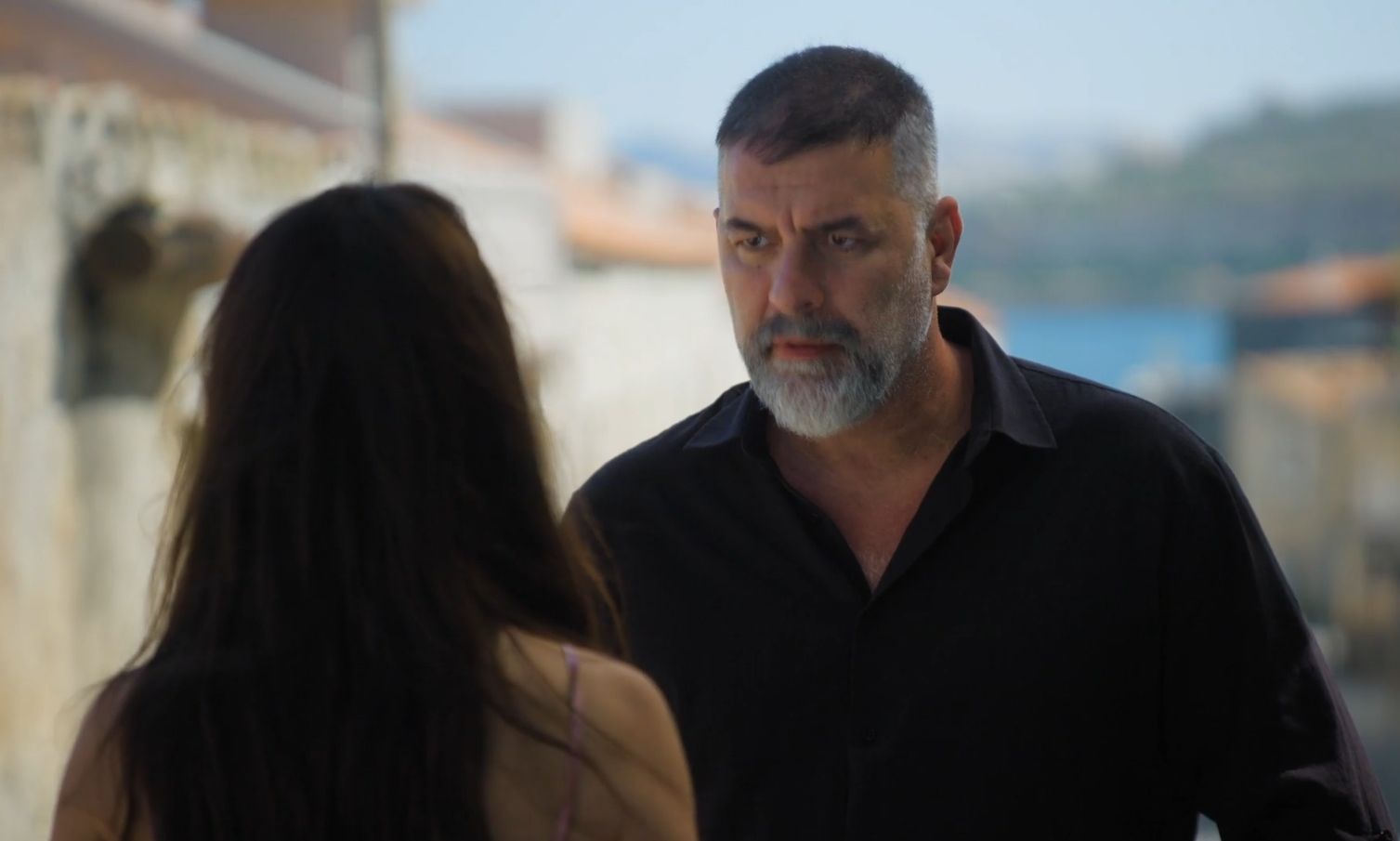 Δυο μαύρα πουκάμισα: Όλα όσα θα δούμε στην αποψινή πρεμιέρα, με διπλά επεισόδιο