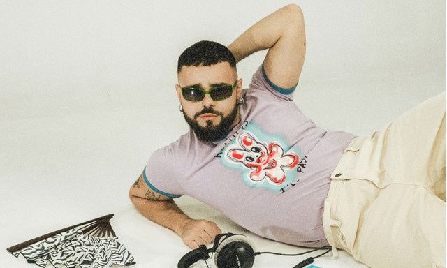 Akylas: Μια διαφορετική πλευρά του στο τραγούδι των τίτλων της σειράς «Αντώνιος και Κλεοπάτρα»