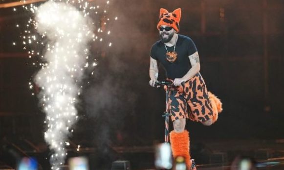 Από τη σκηνή της Eurovision στο θεατρικό σανίδι: Ο Ακύλας μεταμορφώνεται σε Βασιλιά Τζούλιαν